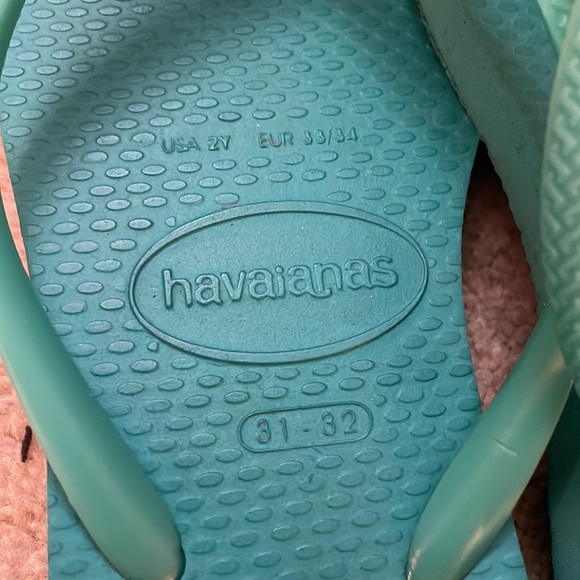 2 sets of Havana’s flip flops! Super cute! A bit worn but a lot of life left! - Picture 6 of 7
